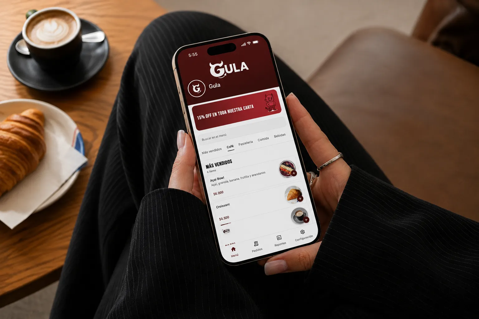Cliente abriendo el link de Gula en una cafetería